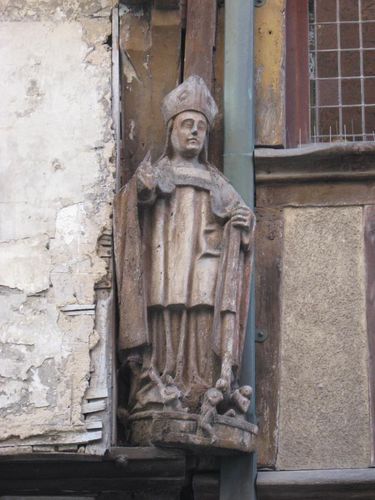 050 - Bretagne - Dinan - Statue nichée sur une maison