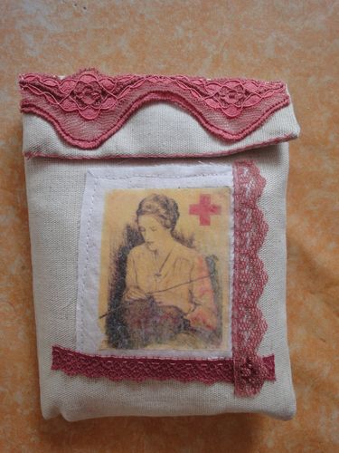 Pochette croix rouge (1)