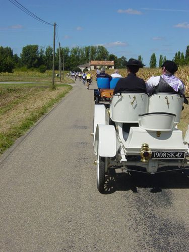 le peloton suivi par les voitures