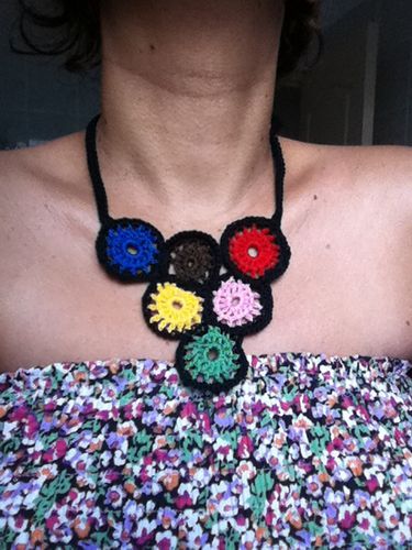 collier rond multicolore au crochet