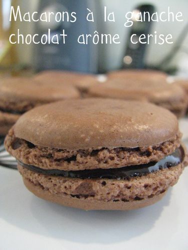 Macarons-a-la-ganache-chocolat-arome-cerise.jpg