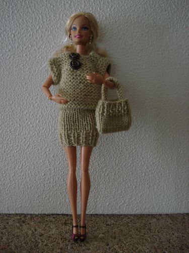barbie-en-mini-jupe-beige.JPG