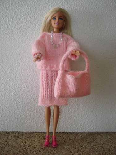 barbie en tenue rose et sac