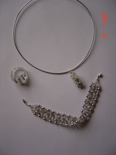 bague losange bracelet bis perle et collier pendentif