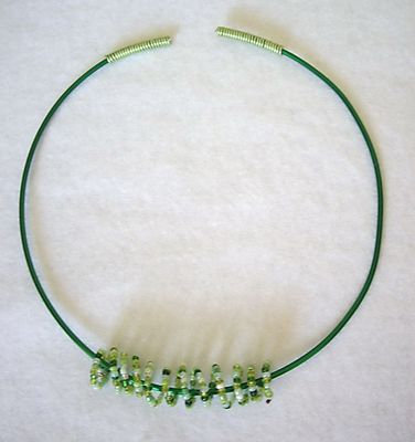 PERSO-collier-vert-fonce-et-perles-claires.JPG