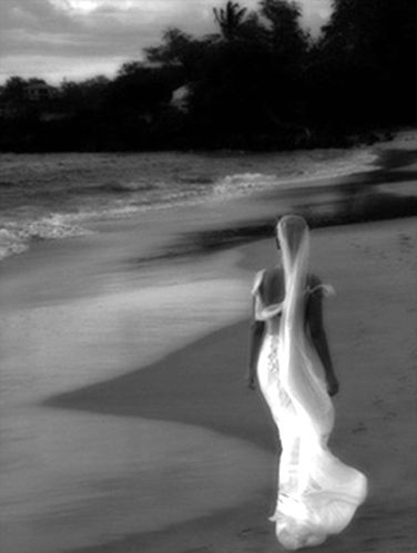 mujer-caminando-en-la-playa.jpg