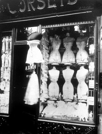 atget_-20eugene_Corsets-_boulevard_de_Strasbourg_1912.jpg