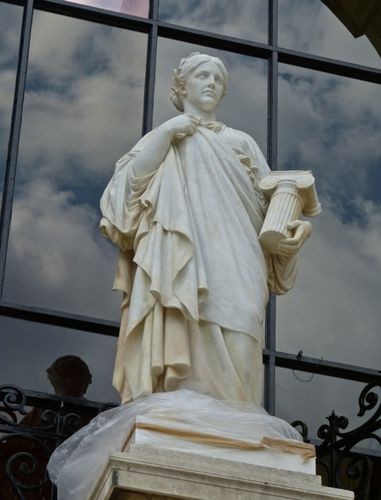 Galliera statue 1