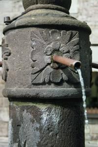 Source P'tite Soeur : Fontaine à MUROL (63) Fontaine---Murol-10.jpg