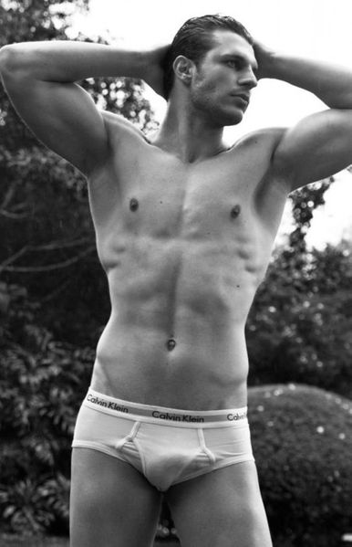 Paulo-Brill-Hot-Muscle-Burbujas-De-Deseo-010-451x700.jpg