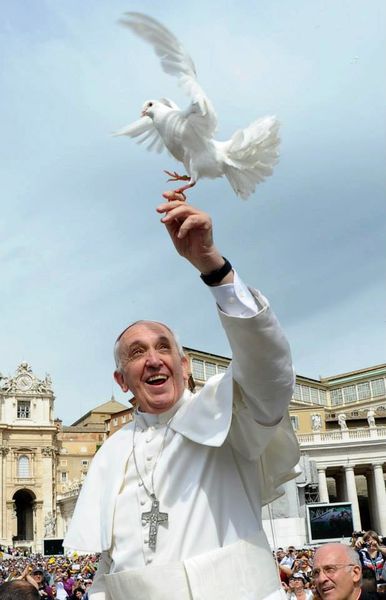 Pape-Francois-riant-colombe-parousie.over-blog.fr.jpg