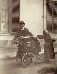 200px-Atget_organ_grinder.jpg