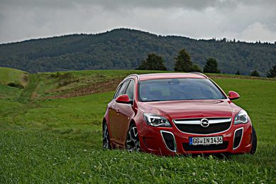 Opel_Insignia_OPC_2014.jpg