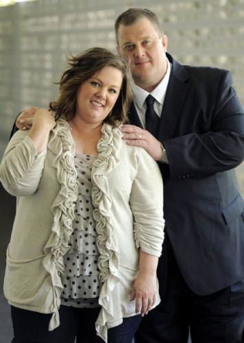 mike and molly pousing