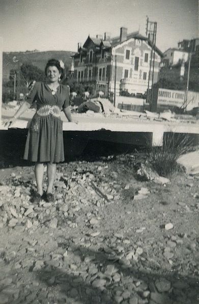 André 22 Devant les ruines de la Potini-re le 15 juillet 1