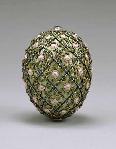 640px-House_of_Faberge_-_Rose_Trellis_Egg_-_Walters_44501.jpg