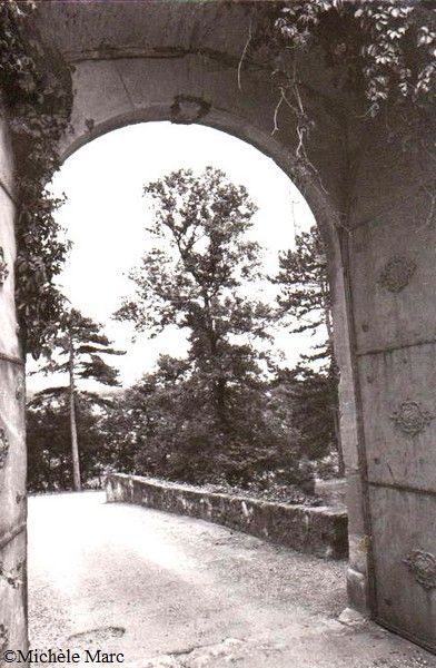 La Pomarède ancien 025 portail du chateau vers 1980