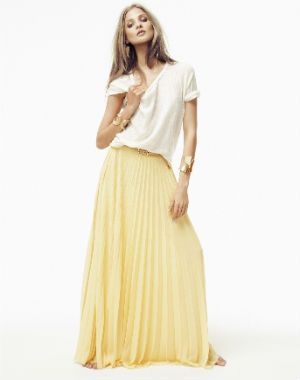 tenues-printemps-tee-shirt-blanc-jupon-jaune-mango-1171738