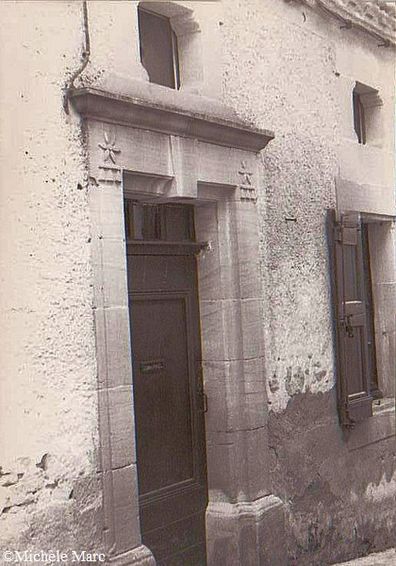 La Pomarède ancien 015 fronton de porte vers 1980
