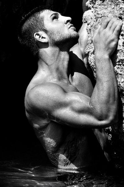Euangelos-Greek-God-Burbujas-De-Deseo-02-464x700.jpg