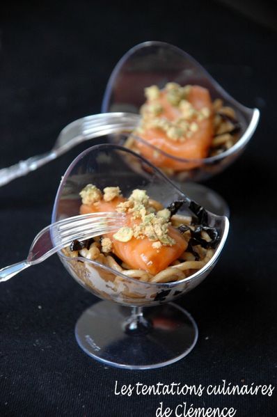 verrine de udon et nori, saumon mariné sauce yakitori et c