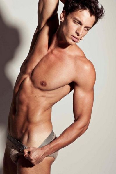 Felipe-Anibal-Junior-Magazine-Burbujas-De-Deseo-06-466x700.jpg