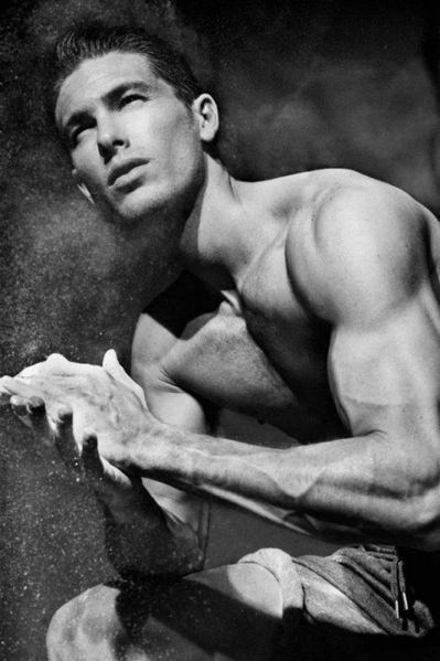 Adam-Senn-Revista-Glamour-Burbujas-De-Deseo-02-466x700.jpg