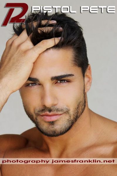 Kenan-Engerini-Sexy-Hunk-Burbujas-De-Deseo-01-466x700.jpg