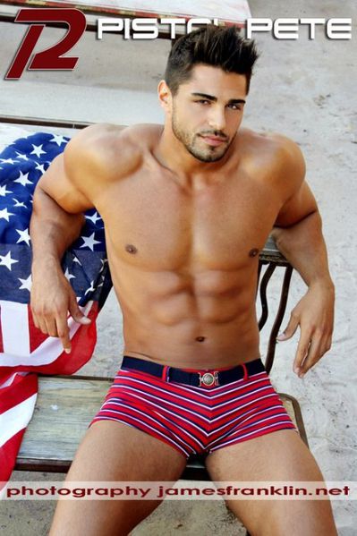 Kenan-Engerini-Sexy-Hunk-Burbujas-De-Deseo-06-466x700.jpg