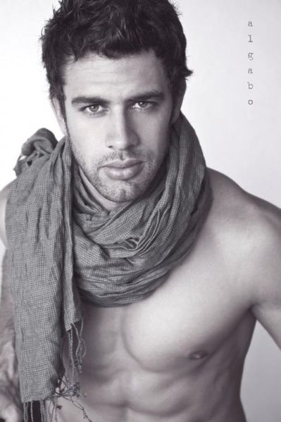 Chris-De-La-Campa-Belleza-Hombre-Burbujas-De-Deseo-01-466x7.jpg