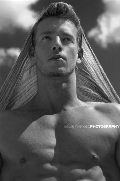 Bartosz-Gizot-Belleza-Masculina-Burbujas-De-Deseo-01-533x80.jpg