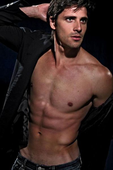 Matheus-Rodrigues-Brazilian-Hunk-Burbujas-De-Deseo-03-526x7.jpg