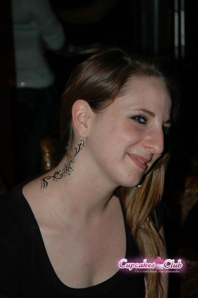 Tatoo Féminin Dans Le Cou. Tatouage Cou Tatoo Féminin Dans Le Cou.