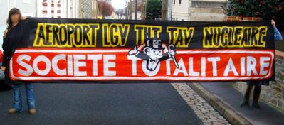 banderole societe totalitaire 240312