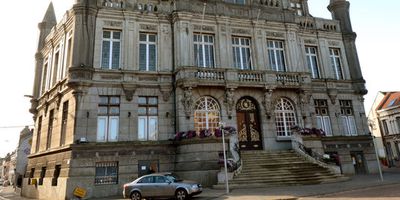 Hotel-de-ville-Henin-mars-2014.jpg