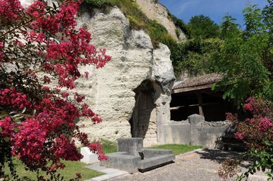 Entree-eglise-sousterraine-Aubeterre-sur-Dronne-Blog-de-P.JPG