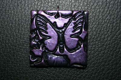 pendentif carré motif violet papillons
