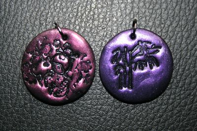 pendentifs rose et violet bambou et personnage