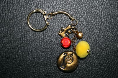 porte clefs breloques dorées ponpon jaune perle rouge et g