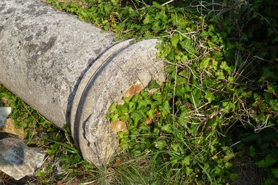 manoir-saint-pol-Roux-colonne.jpg