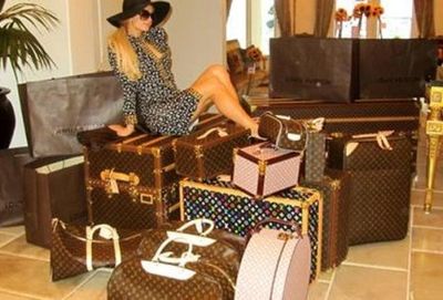 PHOTO-Paris-Hilton-c-est-ce-que-l-on-appelle-voyager-leger-.jpg