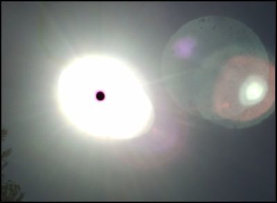 4 soleil planete rouge vaisseau penche petit grossi