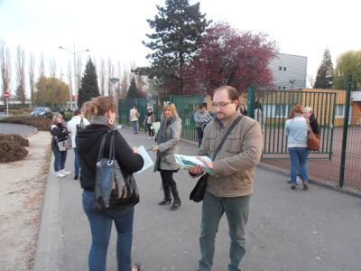 Distribution-lycees--2-et-3-avril-2012--3-.JPG