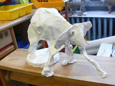 Modelage d'un éléphant en plâtre