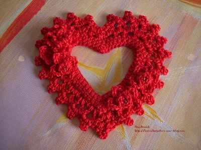 coeur-fleuri-rouge-crochet-deco