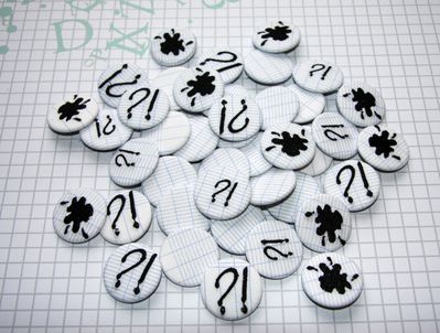 tas-de-badges-scolaires.jpg