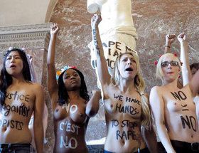 Femen-au-louvre.jpg