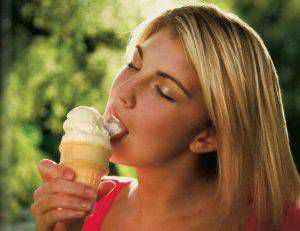 ragazza-che-mangia-il-gelato.jpeg