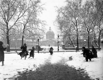 Doisneau-1945-Boules-de-neige-au-Pont-des-Arts--copie-1.jpg