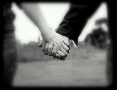 main-amour-couple-heureux-amoureux-langue-linguistique-barr.jpg